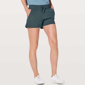 Lululemon On The Fly 2.5" Short in Gravity Green Size 10